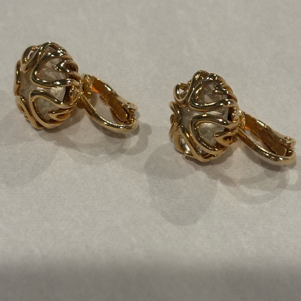 Vintage Gold tone Clip-On Earrings - Picture 4 of 5